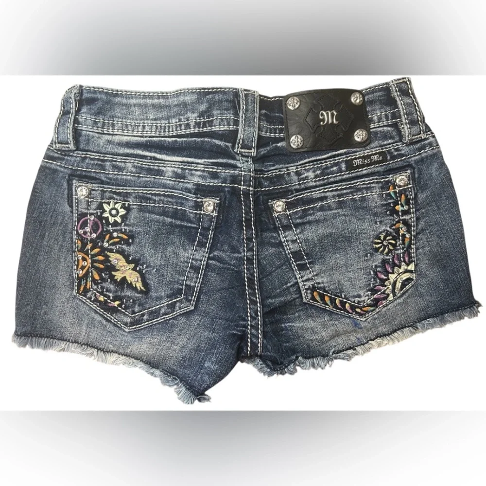 Miss Me Dark Blue Embroidered Denim Shorts Size 25 NWOT - Picture 2 of 3